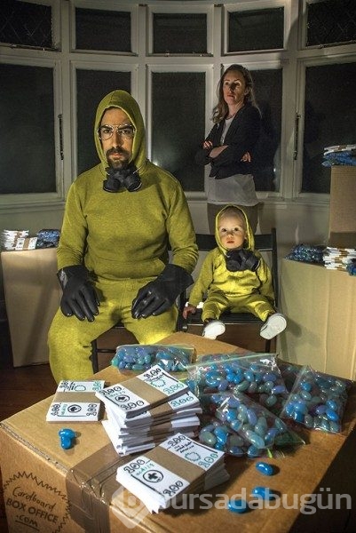 Kartonla film dizi sahnelerini canlandıran sevimli aile!