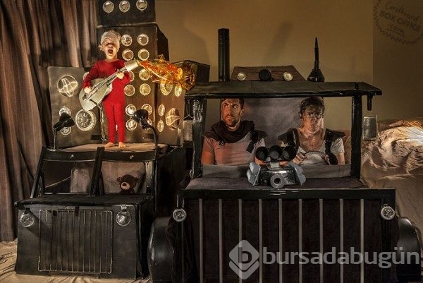 Kartonla film dizi sahnelerini canlandıran sevimli aile!