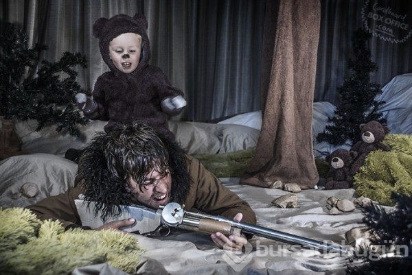 Kartonla film dizi sahnelerini canlandıran sevimli aile!