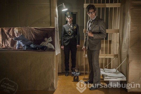 Kartonla film dizi sahnelerini canlandıran sevimli aile!