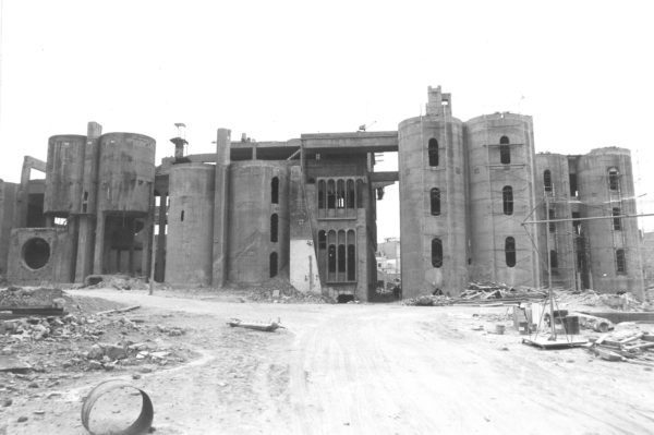 Eski çimento fabrikasından malikane yaptı