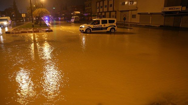 Adana'da şiddetli yağış asfaltı çökertti