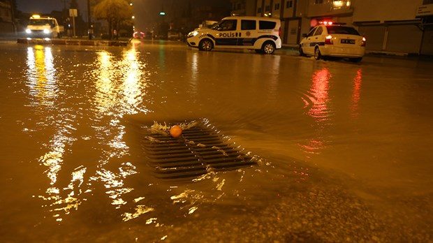 Adana'da şiddetli yağış asfaltı çökertti