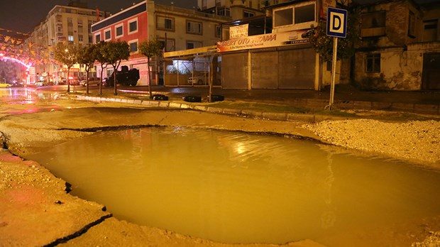Adana'da şiddetli yağış asfaltı çökertti