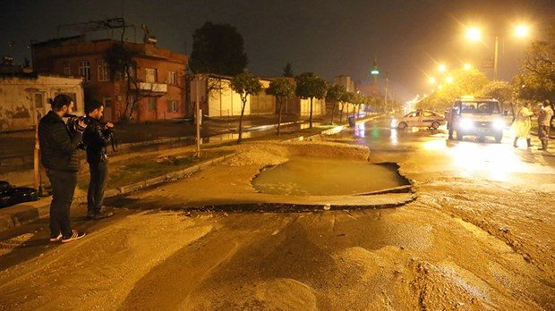 Adana'da şiddetli yağış asfaltı çökertti