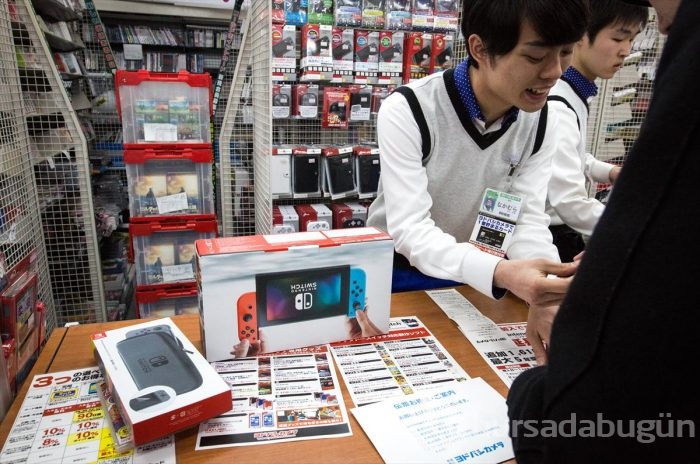 iPhone değil Nintendo Switch için kuyruk oldular