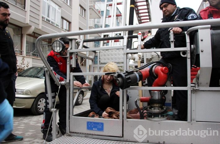 Şiddet mağduru kadını itfaiye kurtardı