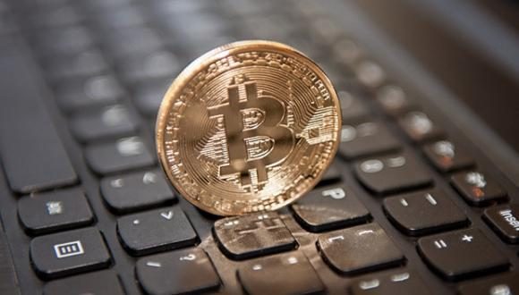 Bitcoin'in değeri  altını geçti
