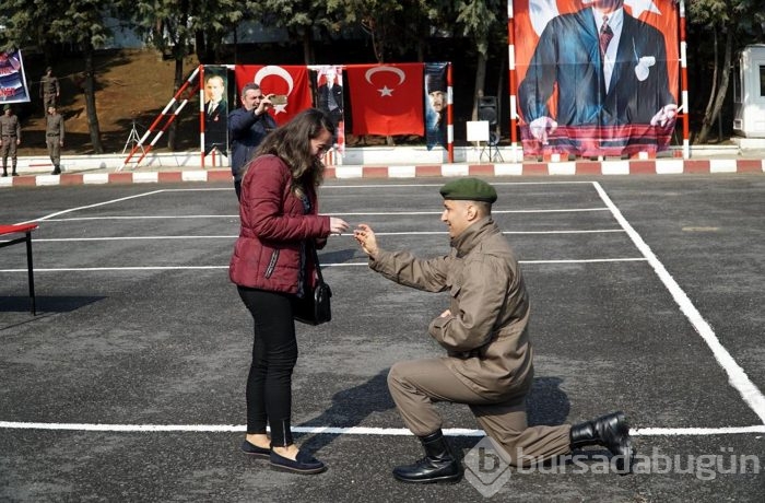 Yemin töreninde 'evlilik teklifi'