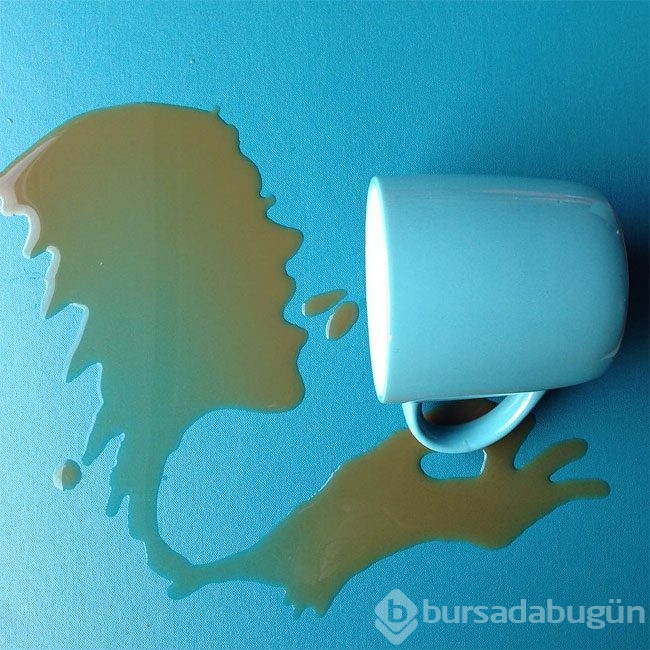 Sıvıları nakış gibi işleyerek resim yapıyor!