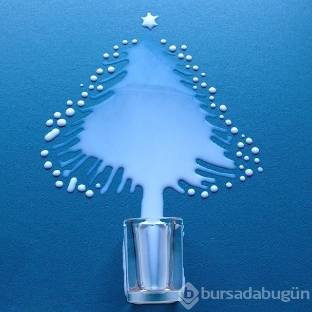 Sıvıları nakış gibi işleyerek resim yapıyor!