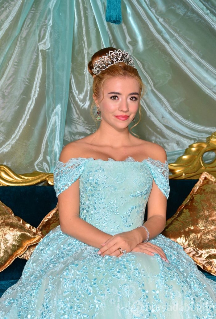 Ağaoğlu'ndan kızına Bursa'da unutulmaz kına gecesi