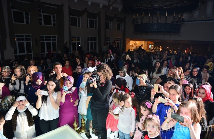 Ağaoğlu'ndan kızına Bursa'da unutulmaz kına gecesi