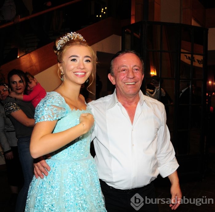 Ağaoğlu'ndan kızına Bursa'da unutulmaz kına gecesi
