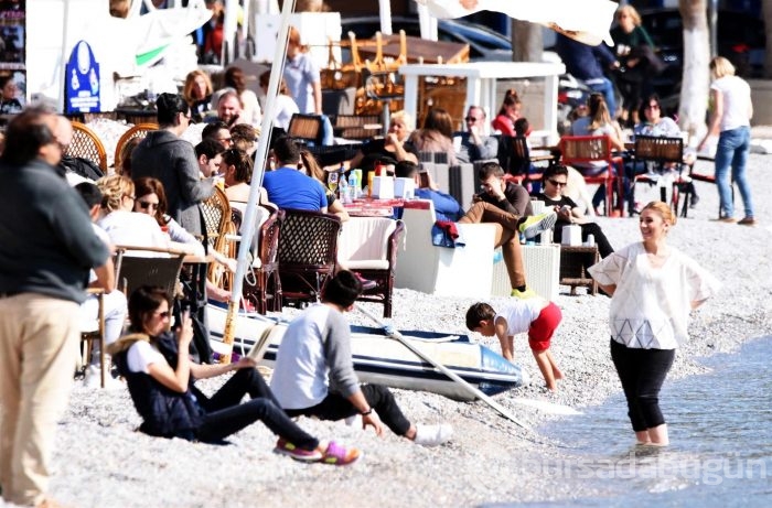 Bodrum'da hava ısınınca Rus turistler denize akın etti