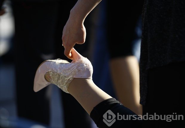 Topuklu ayakkabıyla koştular