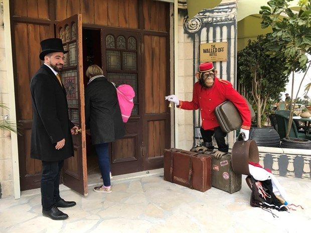 Filistin'de sokak sanatçısı 'Banksy' tasarımlı otel açıldı