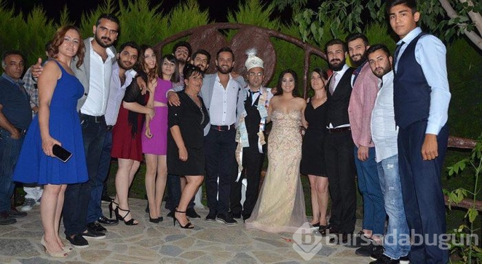 Takı için 40 yaşında sünnet kıyafeti giydi