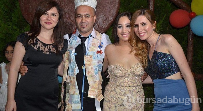 Takı için 40 yaşında sünnet kıyafeti giydi