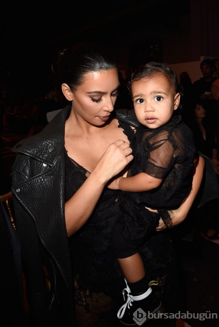 Kim Kardashian kızına ruj sürdü, tepki yağdı