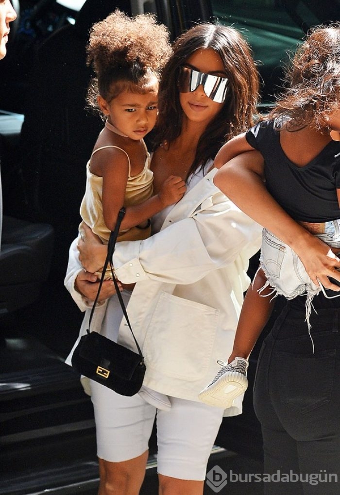 Kim Kardashian kızına ruj sürdü, tepki yağdı