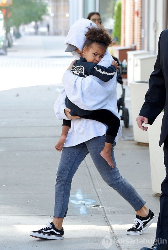 Kim Kardashian kızına ruj sürdü, tepki yağdı