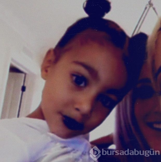 Kim Kardashian kızına ruj sürdü, tepki yağdı