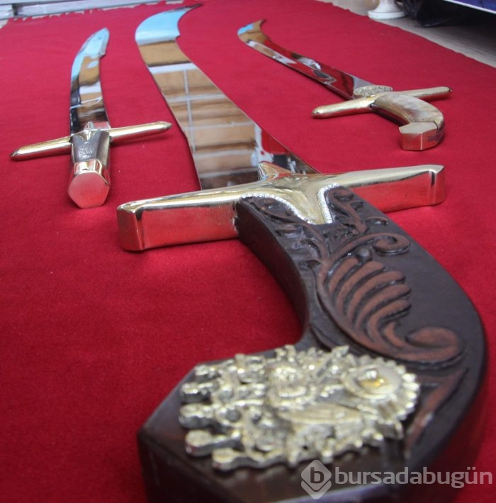 Bursalı bıçakçı insan boyunda kılıç üretti