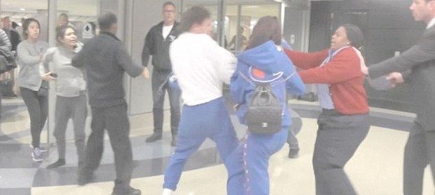 Louis Tomlinson kadın hayranını darp etti!