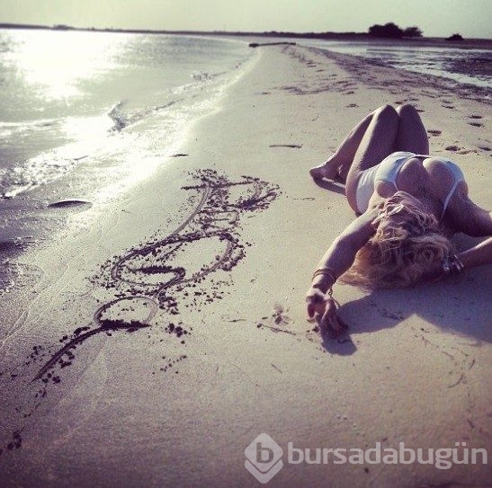 Rita Ora'dan cesur reklam