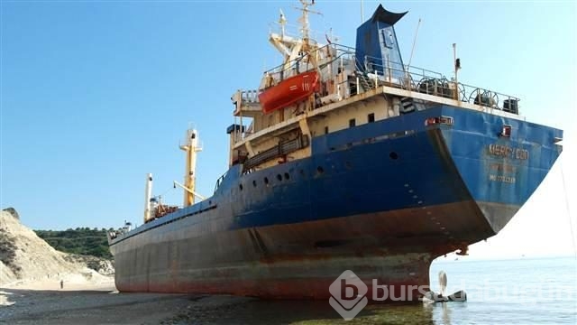 Bozcaada sahilinde 2 yıldır bekliyor