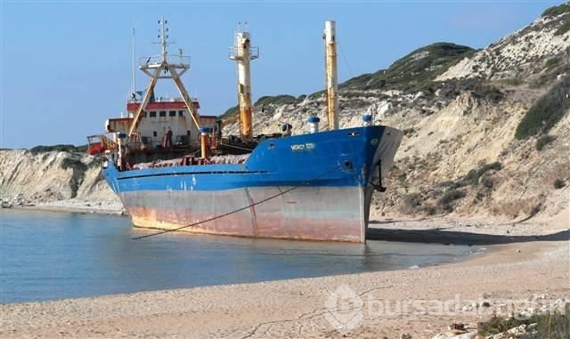 Bozcaada sahilinde 2 yıldır bekliyor