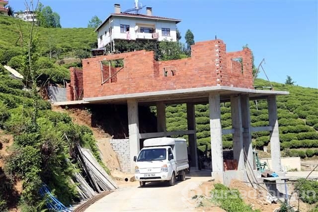Köy yolunun üzerine ev yapıyor