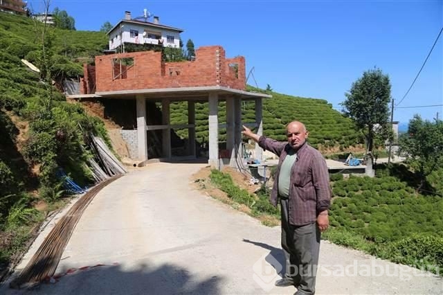 Köy yolunun üzerine ev yapıyor
