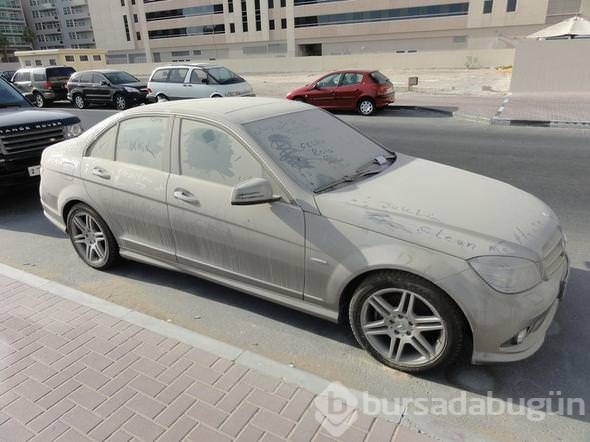 Dubai'de lüks araçlar bir bir terk ediliyor