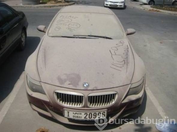 Dubai'de lüks araçlar bir bir terk ediliyor