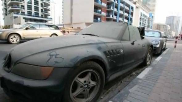 Dubai'de lüks araçlar bir bir terk ediliyor