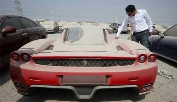Dubai'de lüks araçlar bir bir terk ediliyor