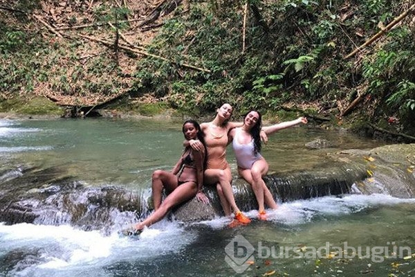 Ünlü modelden cesur tatil pozları