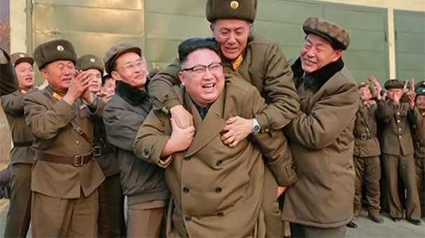 Dünya Kuzey Kore lideri Kim'in bu fotoğrafını konuşuyor