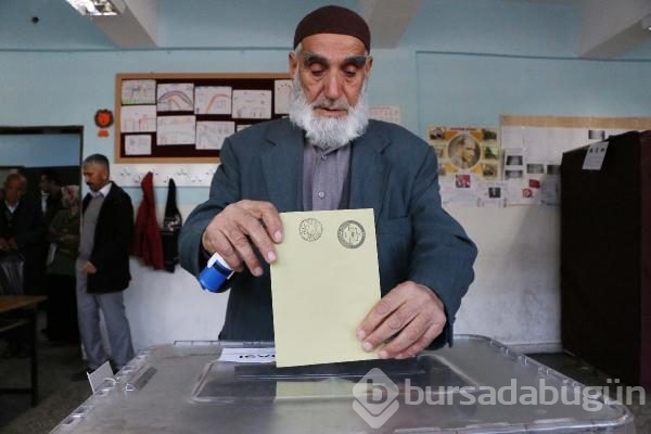 Türkiye yeni Anayasayı oyluyor! Sandık başından kareler
