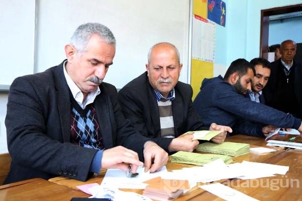 Türkiye yeni Anayasayı oyluyor! Sandık başından kareler

