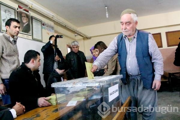 Türkiye yeni Anayasayı oyluyor! Sandık başından kareler
