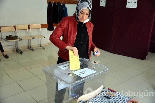 Türkiye yeni Anayasayı oyluyor! Sandık başından kareler
