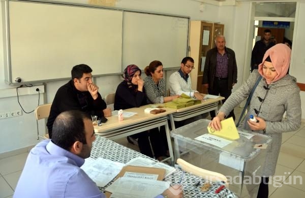 Türkiye yeni Anayasayı oyluyor! Sandık başından kareler
