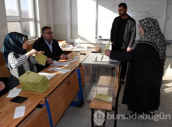 Türkiye yeni Anayasayı oyluyor! Sandık başından kareler
