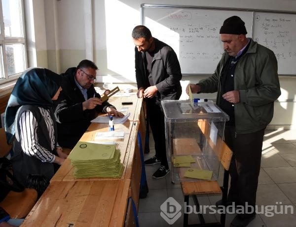 Türkiye yeni Anayasayı oyluyor! Sandık başından kareler
