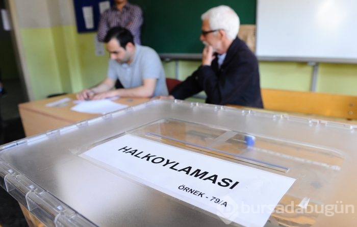 Türkiye yeni Anayasayı oyluyor! Sandık başından kareler
