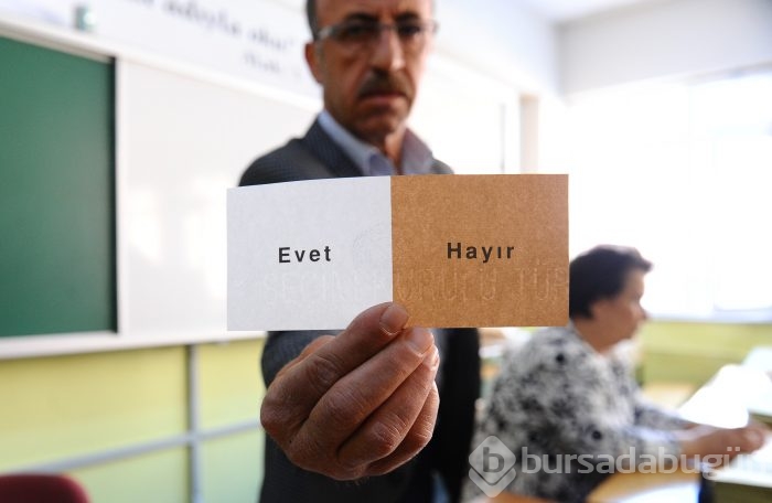 Türkiye yeni Anayasayı oyluyor! Sandık başından kareler

