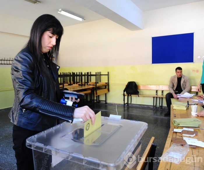 Türkiye yeni Anayasayı oyluyor! Sandık başından kareler
